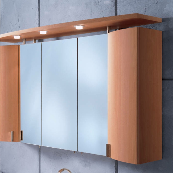 badezimmer-spiegelschränke-aus-holz-und-leuchten