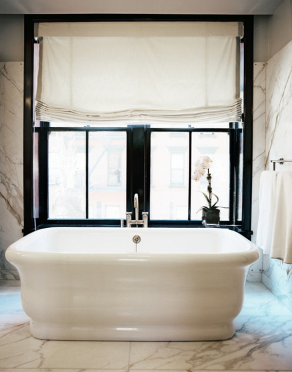 badezimmer fenster-im-ultramodernen-weißen-bad