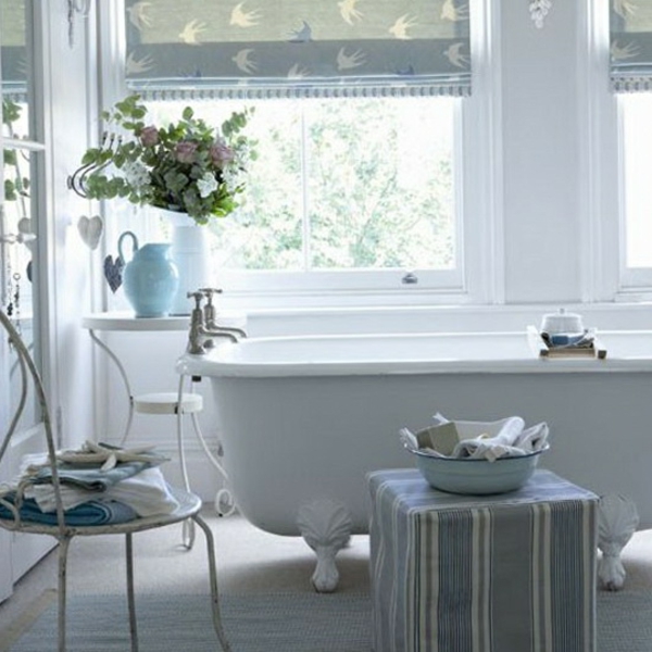 badmöbel-im-landhaus-stil-badewanne-in-weiß