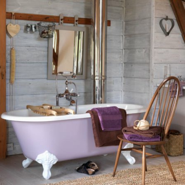 badmöbel-im-landhaus-stil-lila-badewanne