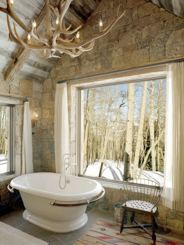 badmöbel-im-landhaus-stil-weiße-schöne-badewanne