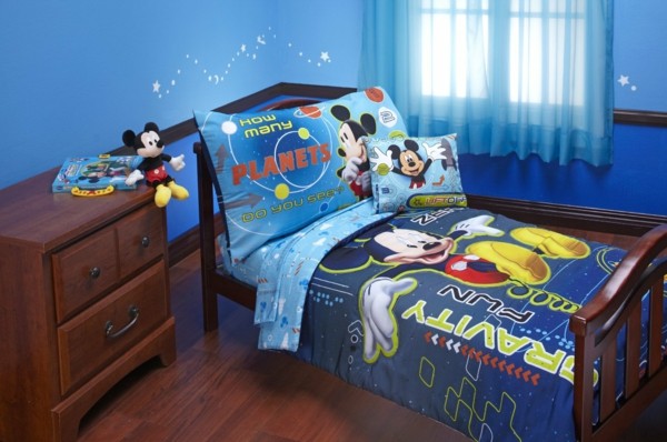 blaue-Bettwäsche-Mickey-Mouse-im-Kinderzimmer