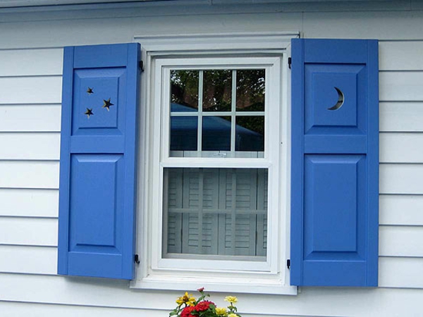 blaue-schöne-Fensterlaeden-aus-Holz