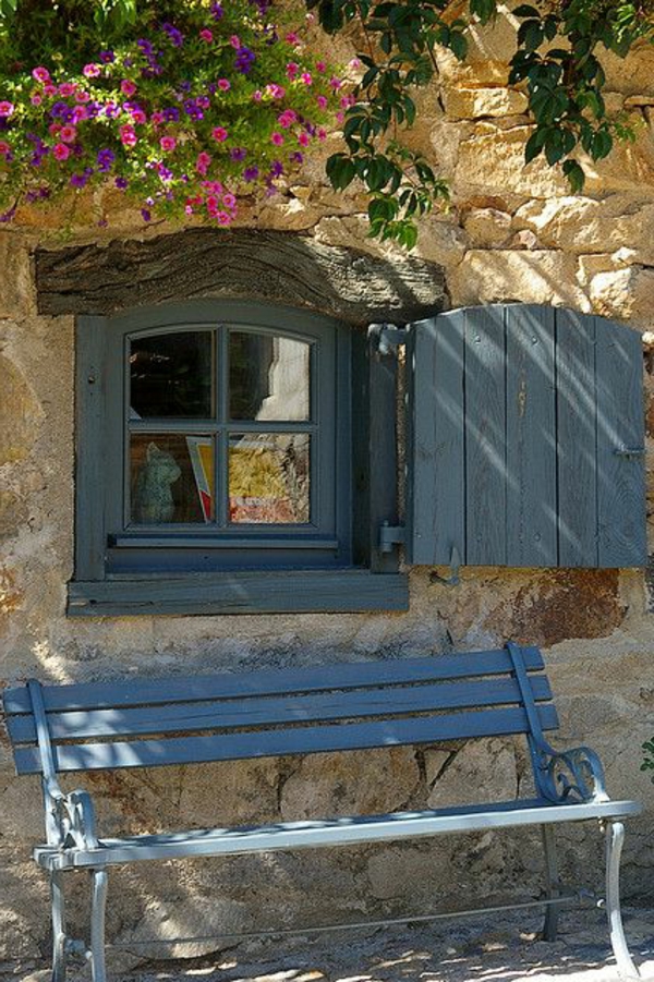 schöner-blaue-Fensterlaeden-Holz-Draußen
