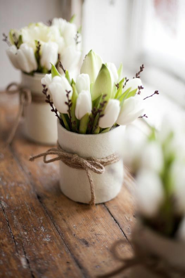 charmante-Tischdeko-Tulpen-in-Weiß