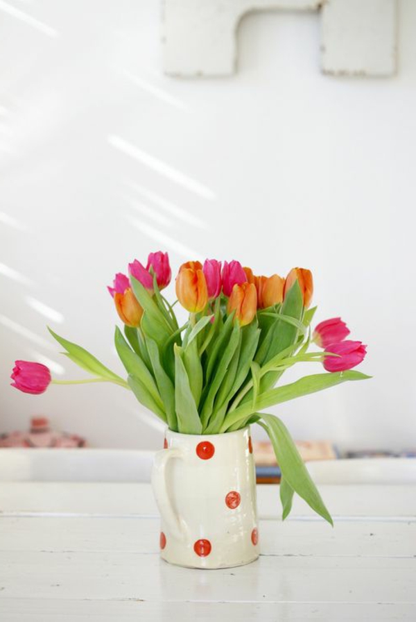 charmante--Tischdekoration-mit-rosa-Tulpen-in-einer-Vase-Tischdeko mit Tulpen