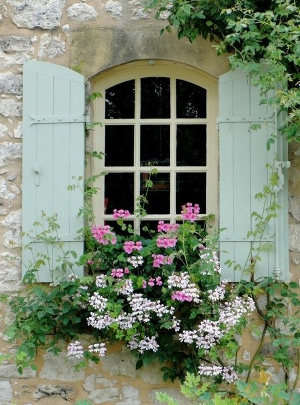 charmante-hölzerne-Fensterläden-Blumen-am-Fenster-Pastellgrün