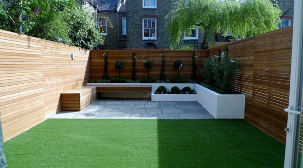 coole-Terrasse-mit-künstlichem-Gras-auf-dem-Boden