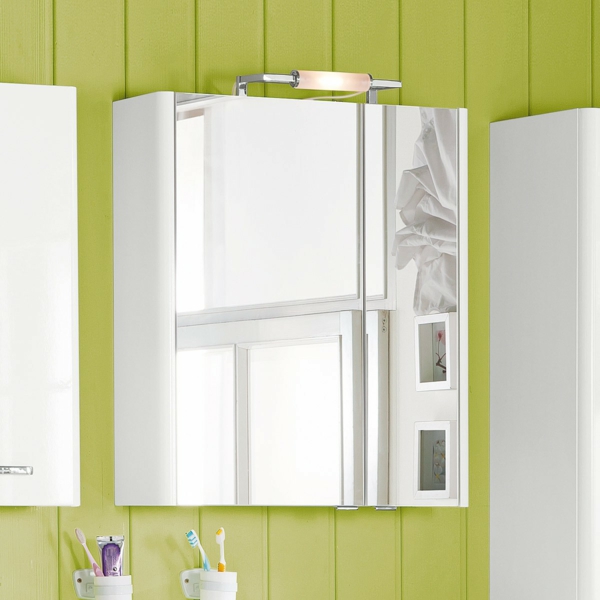 cooler--Badezimmer-Spiegelschrank-mit-Beleuchtung-grüne-Wand