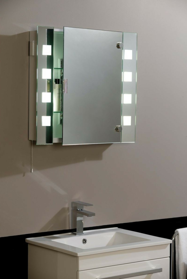 Design-cooler-Spiegelschrank-mit-Beleuchtung-im-Badezimmer