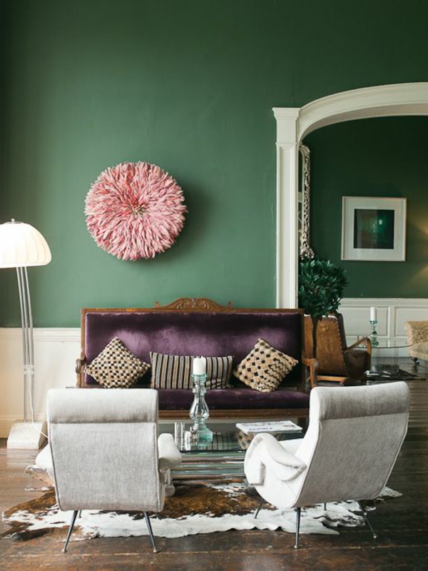 cooles-Wohnzimmer-mit-Wandgestaltung-in-grüner-Farbe
