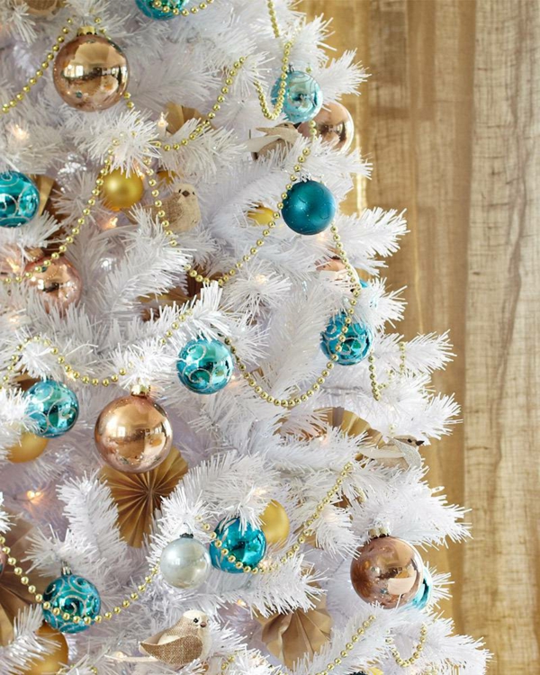 dekorierter-Weihnachtsbaum-in-Weiß