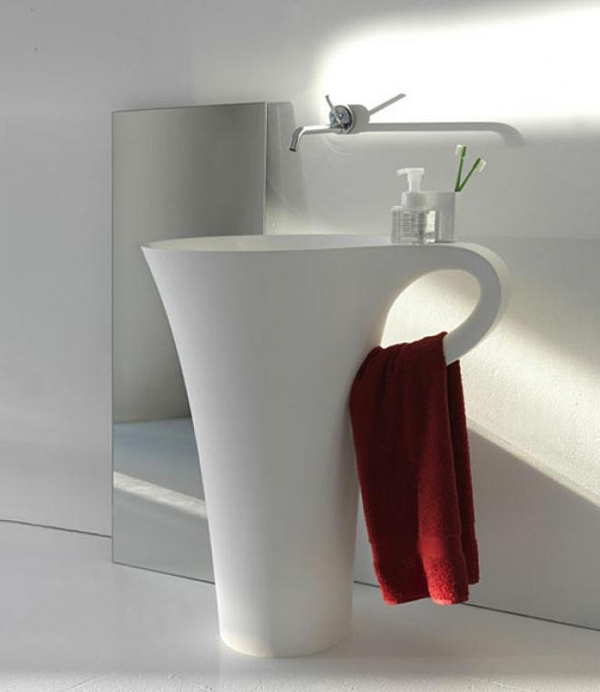 designer-waschbecken-in-der-form-von-einer-tasse - rotes tuch darauf