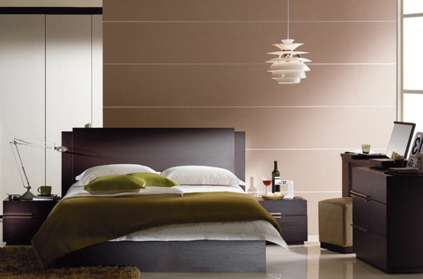 effektvolle-Wandgestaltung-Schlafzimmer-Design-Idee-Kronleuchter