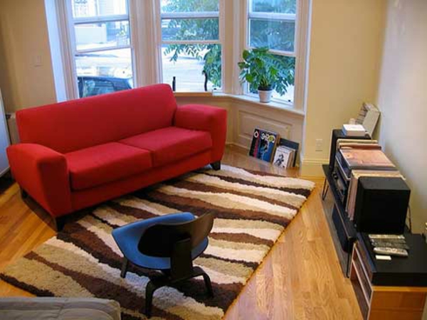 einzimmerwohnung-mit-einem-roten-sofa