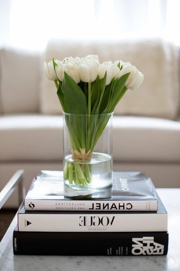 elegante-Tischdeko-mit-weißen-Tulpen