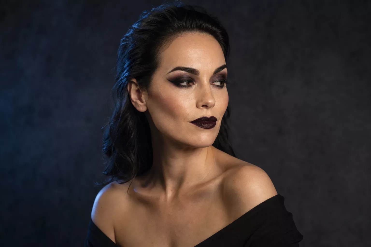 Elegante Hexe ohne Grün mit dramatischem Smokey Eye und dunklen Lippen