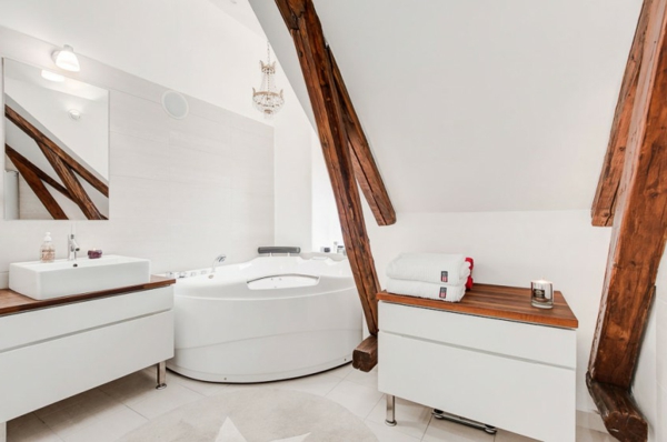 elegantes-Dachgeschoß-Wohnidee-Badezimmer-weißer-Farbe