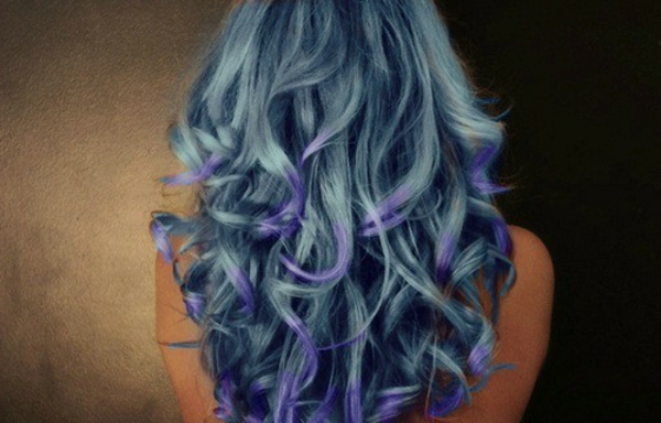 extravagante-Haarfarbe-blaues-Haar