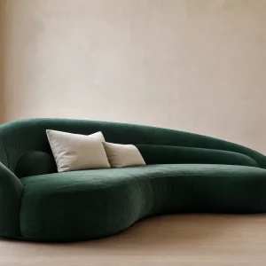 Extravagantes Sofa in Smaragdgrün als einziges Statement-Möbel im Wohnzimmer