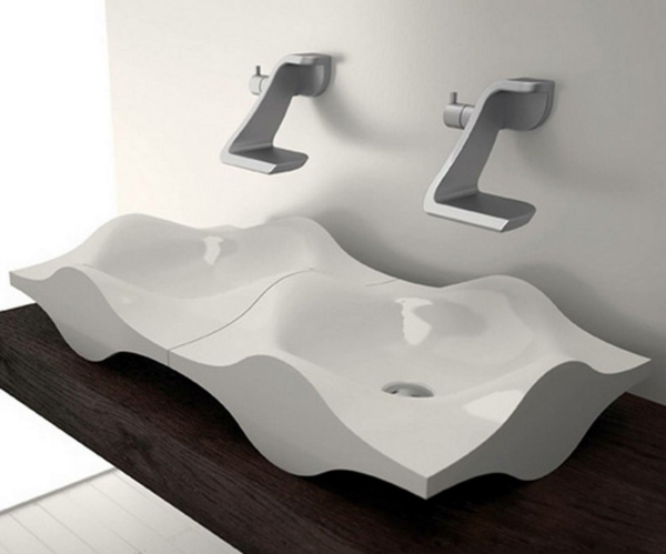 extravagantes-weißes-designer-waschbecken - sehr interessante form