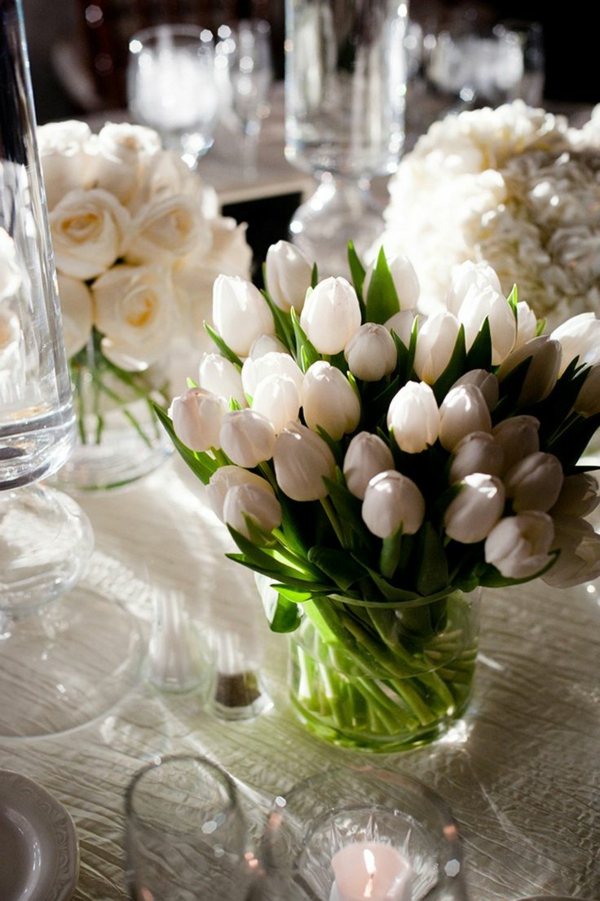 fantastische-Tischdeko-Tulpen-in-Weiß-