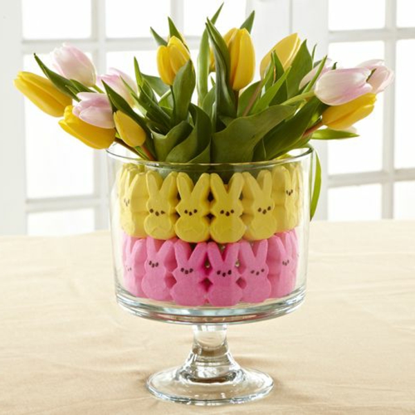 gelbe-Tischdekoration-mit-Tulpen-Bärchen-in-der-Vase