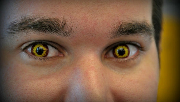 gelbe-schreckliche-kontaktlinsen-für-halloween