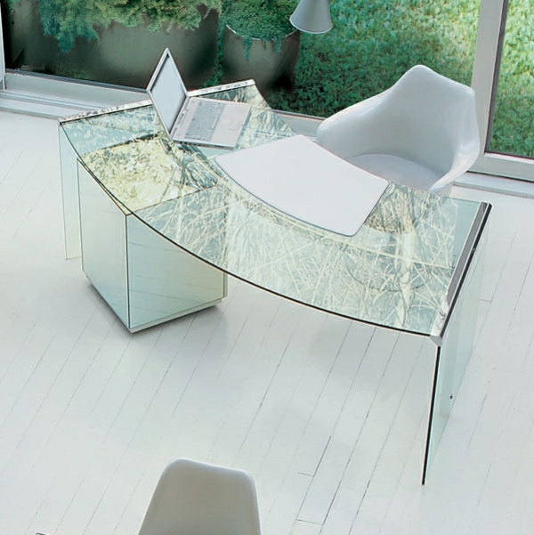 gerundeter-Schreibtisch--Glas-weißer-Stuhl
