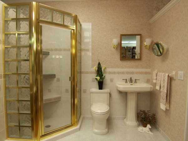 glasbausteine-für-dusche-mit-goldenen-elementen