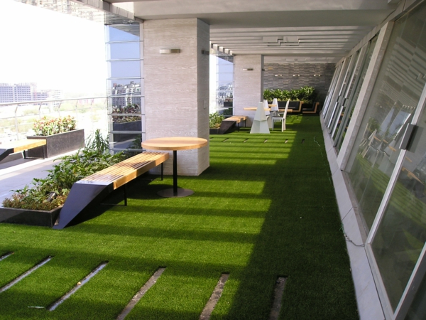 große-Terrasse-mit-künstlichem-Gras-Idee