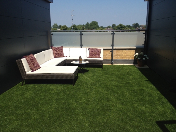 große--Terrasse-mit-künstlichem-Gras-Lounge-Möbel