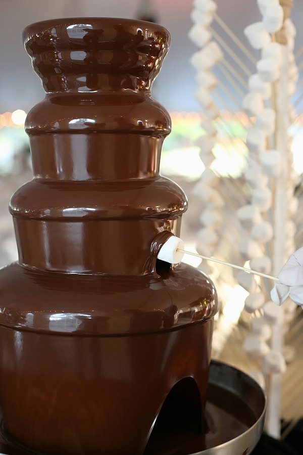 großer-Brunnen-mit-Schokolade-für-Ihr-Party