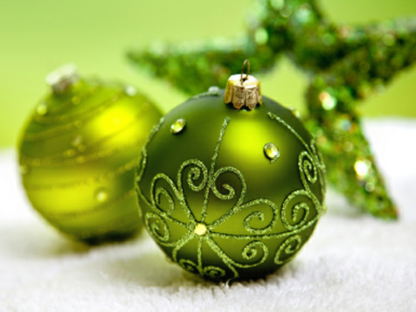 grüne-Dekoration-für-den- Weihnachtsbaum-Ornamenten