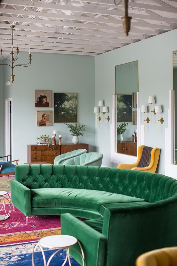 grünes-Sofa-in-halbrunder-Form-