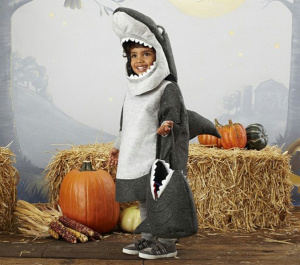 halloween-kostüme-für-kinder-junge-wie-einen-hai-verkleidet