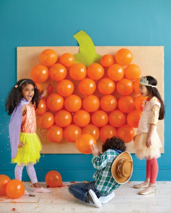 halloween-party-ideen-kürbis-aus-ballons