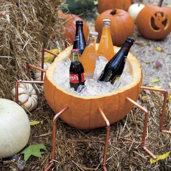 halloween-party-ideen-kürbis-mit-flaschen-drin