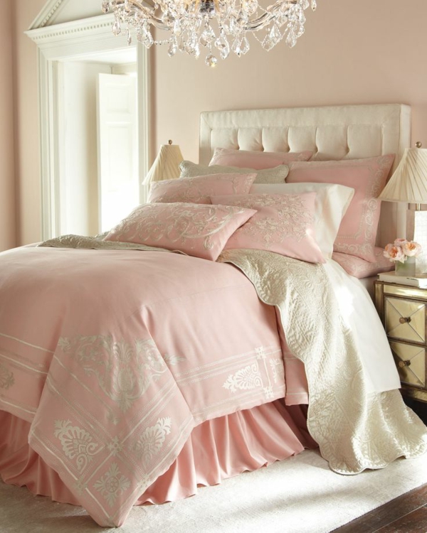 hellblaue--Bettwäsche--Schlafzimmer-in-rosa-Farbe