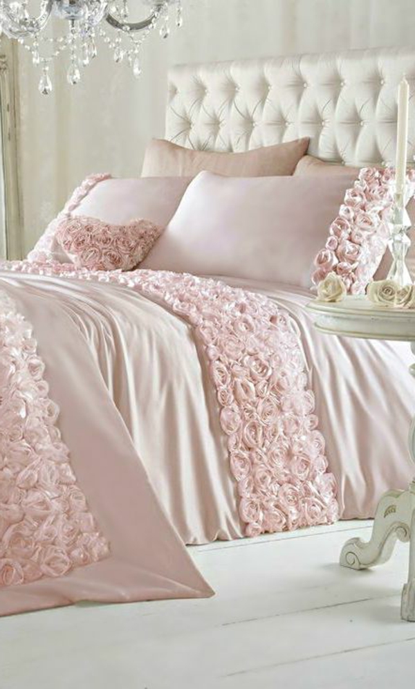 hellrosa-Bettwäsche-Schlafzimmer-in-rosa-Farbe