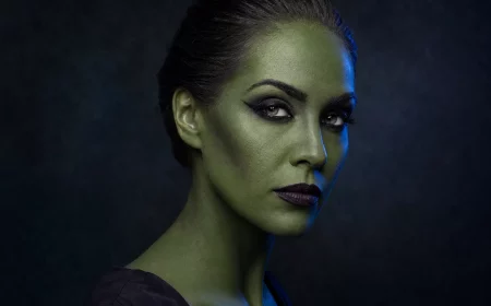 Frau mit klassischem grünem Hexen-Make-up, dunkle Augen, dramatische Kontur