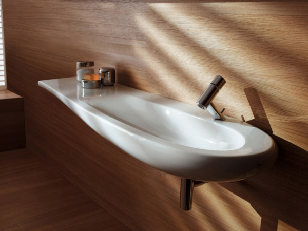 interessantes-weißes-designer-waschbecken - einer badewanne ähneln