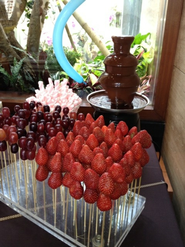 kleiner-Schokoladen-Brunnen-Erdbeeren-Trauben