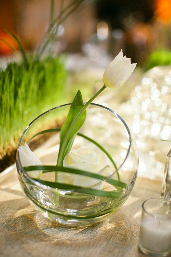 kreative-Tischdekoration-mit-weißen-Tulpen