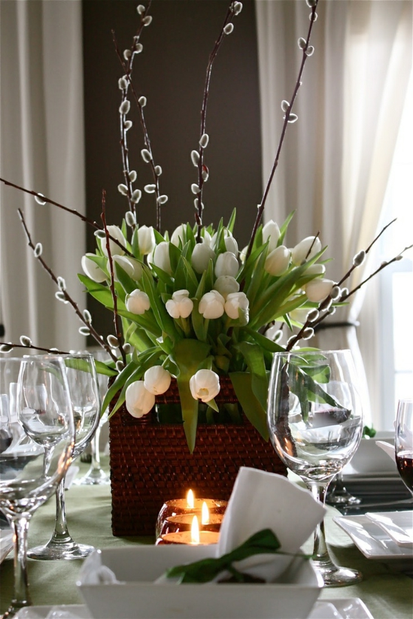 kreative--Tischdekoration-mit-weißen-Tulpen-Idee