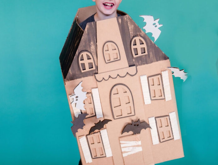 lebkuchen spuckhaus aus karton basteln einfache halloween kostüme jungs verkleidetes blondes kind mit brillen