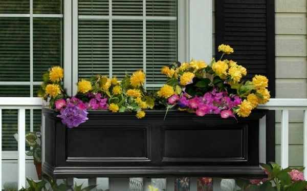 lila-weiße-Blumen-Blumenkasten-Balkon-Gestaltung-Ideen-Blumenkasten für Balkon