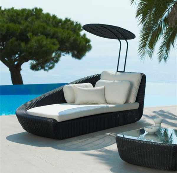 lounge-möbel-outdoor-mit-weißen-dekokissen