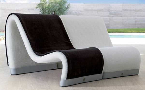 lounge-möbel-outdoor-sakura-liefgestühle-in-weiß-und-schwarz