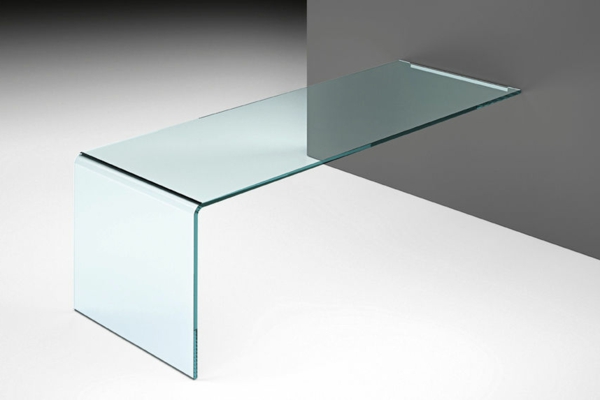 minimalistischer--Schreibtisch-aus-Glas-an-der-Wand